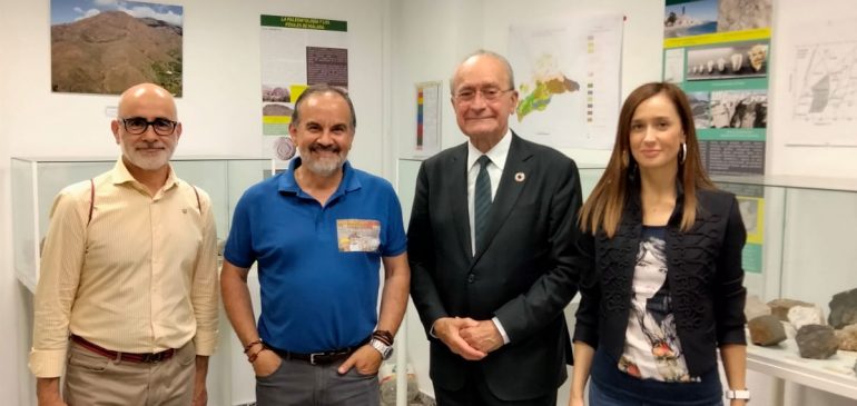 11 de Mayo 2022. Visita del Sr. Alcalde de Málaga D. Francisco de la Torre y Sres. concejales del Ayuntamiento de Málaga al Aula museo de geología (Málaga)