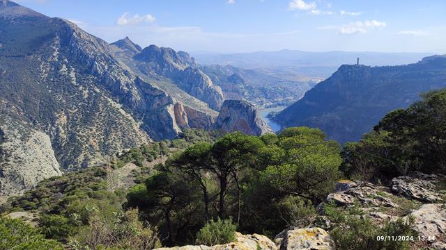 10 de Noviembre 2024. Excursión de interpretación geológica sobre el Desfiladero del Chorro, Tajo Buitreras, Pico Convento y mirador el Chorro (Ardales), ámbito proyecto Geoparque Guadalhorce. Aula museo de geologia Málaga