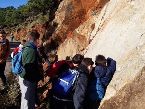 En el campo!. Aprendiendo como medir dirección y buzamiento de los estratos con la brújula de geólogo 