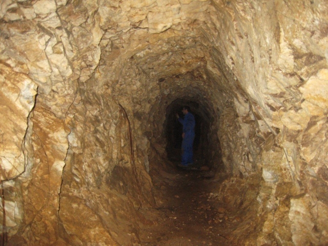Galeria de la mina en mármoles fracturados